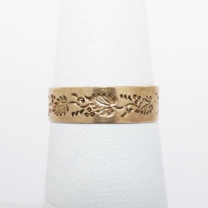 Picture of Antique Victorian Era 9k Gold Ring with Etched Berry & Vine Motif