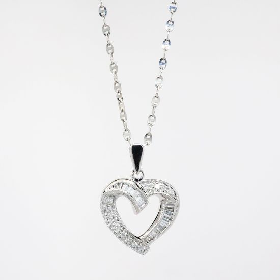 Picture of 18k White Gold Mariner's Chain Necklace with Diamond Heart Pendant