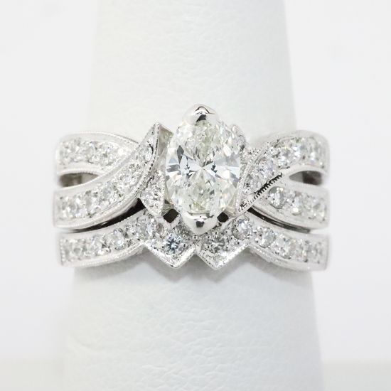 Picture of 18k White Gold Oval Diamond Bridal Set 