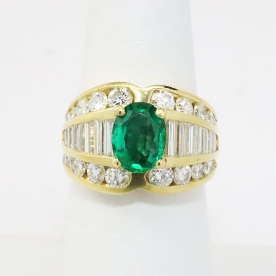Picture of 18k Yellow Gold Oval Emerald & Diamond Ring 