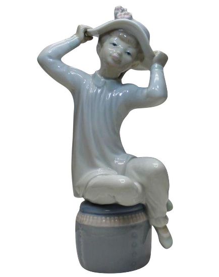 Picture of Lladro Girl With Hat/Bonnet Figurine