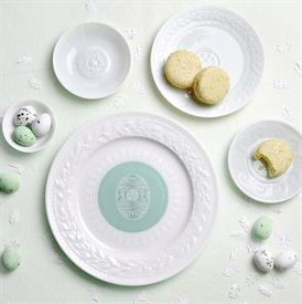 Show products in the Louvre, Easter pattern