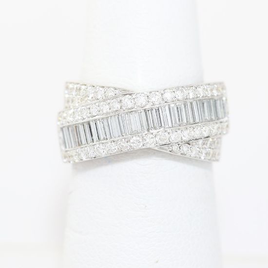 Picture of 18k White Gold Crossover Diamond Ring